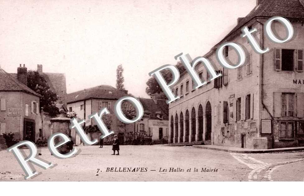 les halles et la mairie