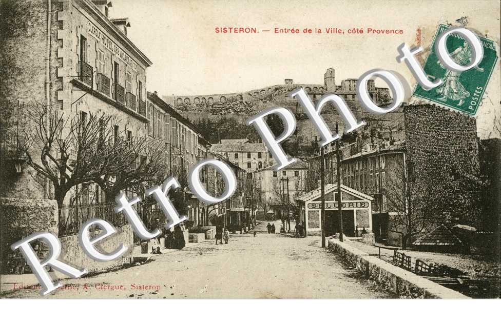entree de la ville, cote Provence