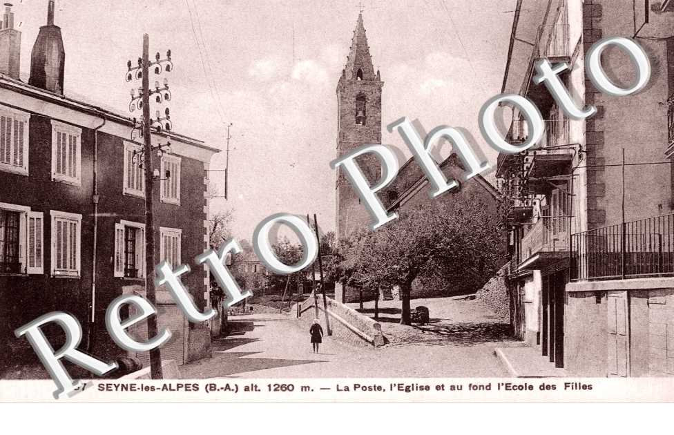 la Poste, l'église et au fond l'école des Filles