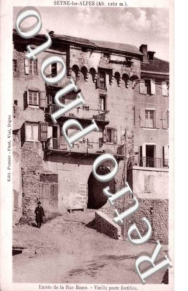 Entrée de la rue basse - Vieille porte fortifiee