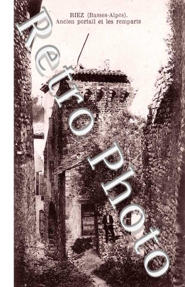 Ancien portail et les remparts