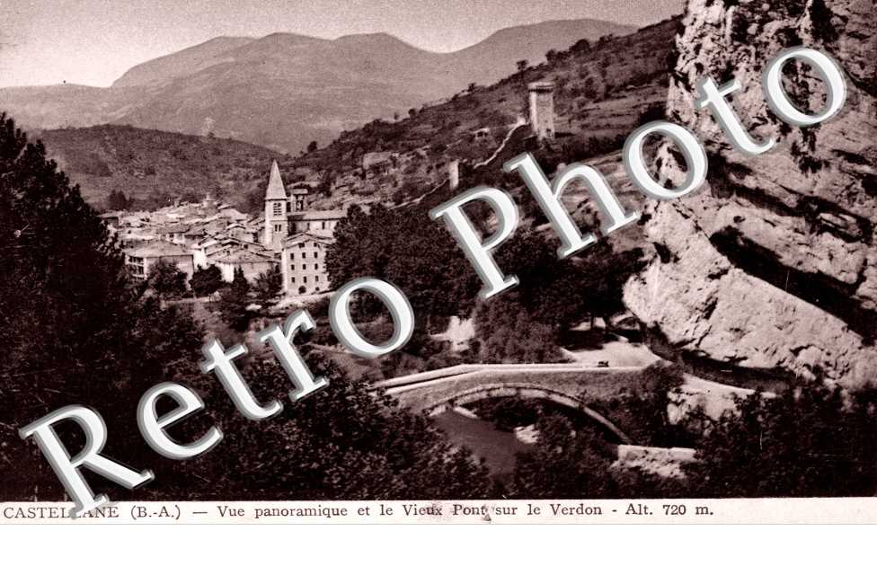 Vue panoramique et le vieux pont sur le Verdon