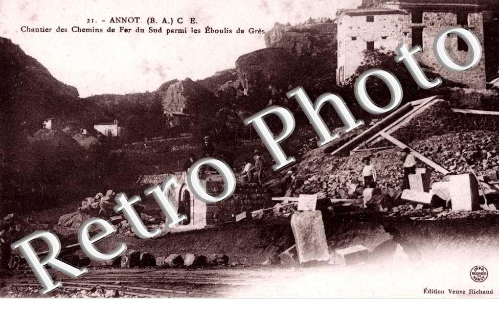 chantier des chemins de fer du sud parmi les eboulis de gres