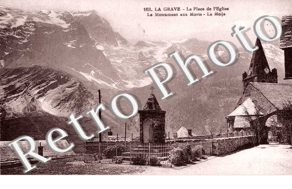 La Place de l&#039;Eglise et le Monument aux Morts