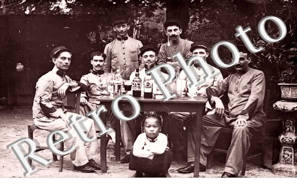 Un groupe d&#039;hommes attablés