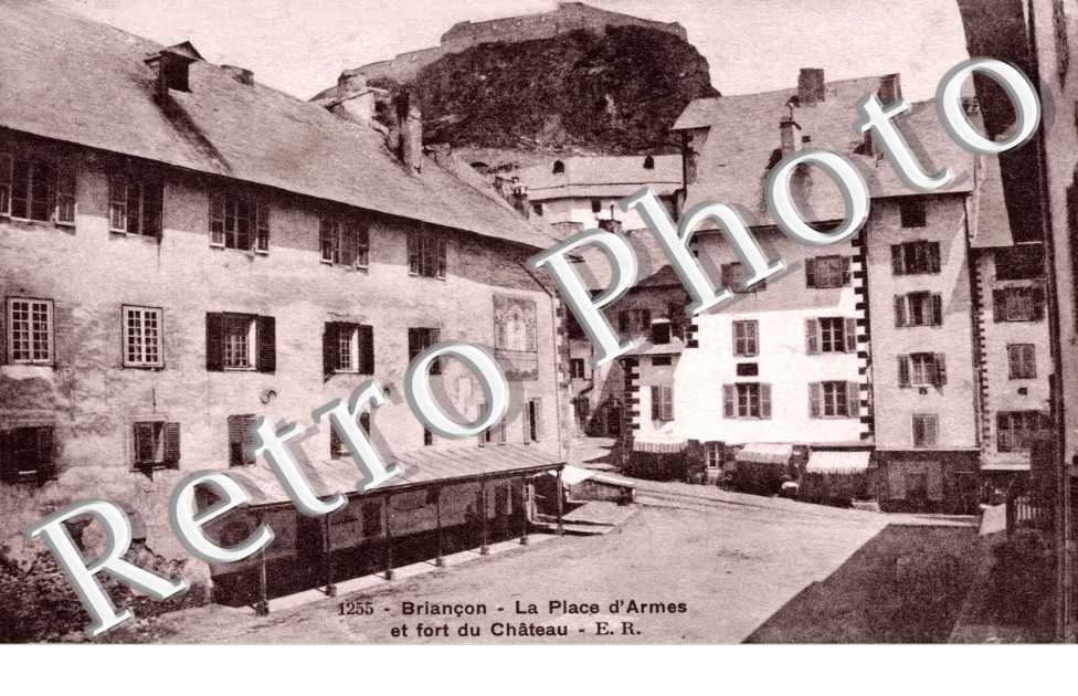 La place d&#039;Armes et fort du chateau