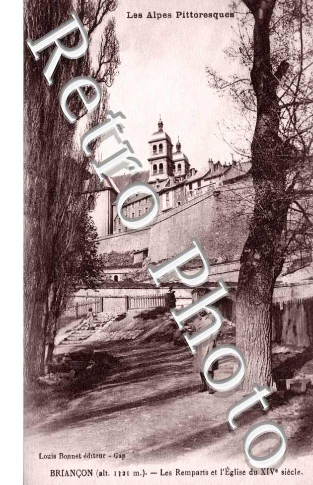 Les remparts et l&#039;eglise du XIVeme siecle