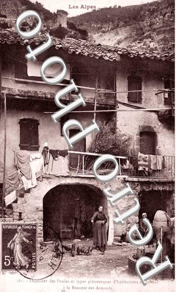 Dejeuner des poules et types pittoresque d&#039;habitations anciennes