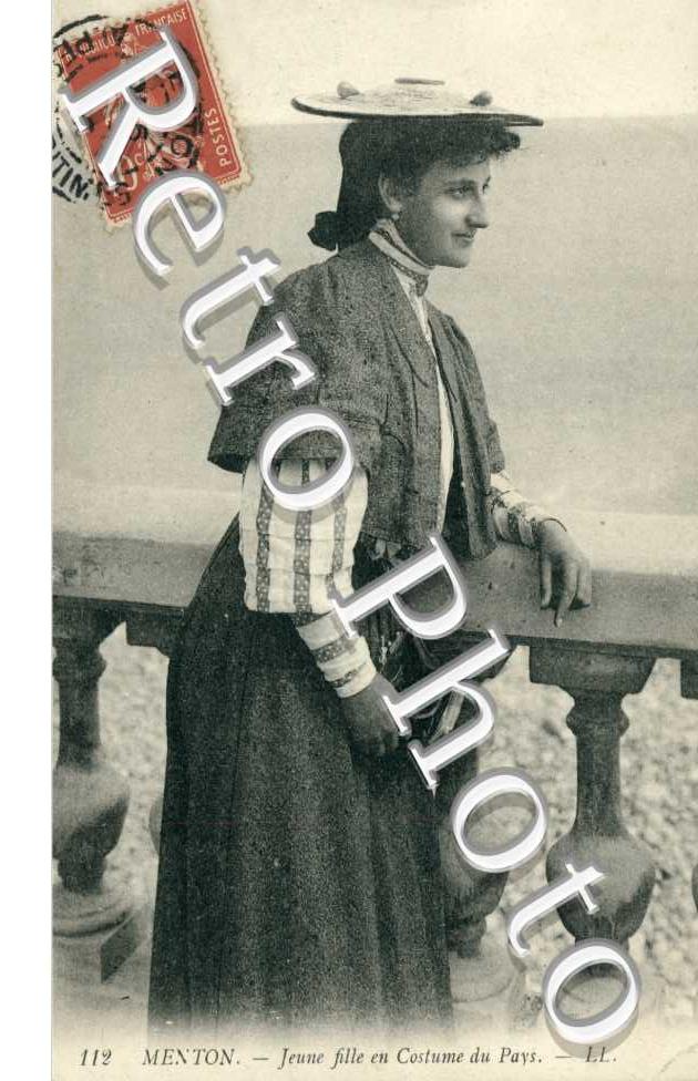 jeune fille en costume du pays