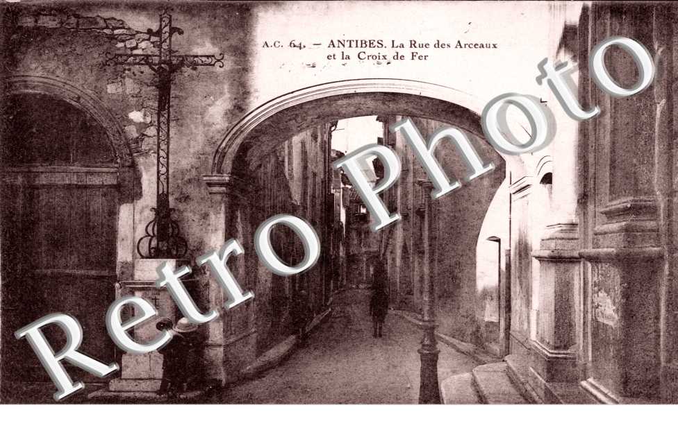 La Rue des Arceaux et la Croix de Fer