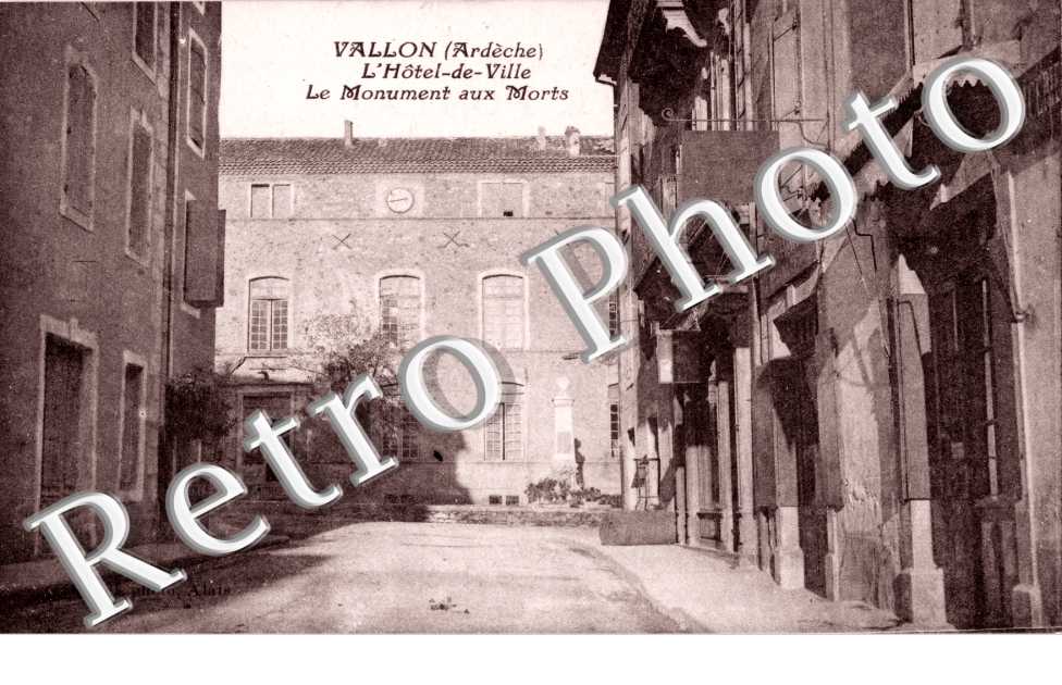 Hotel de Ville et Monument aux Morts