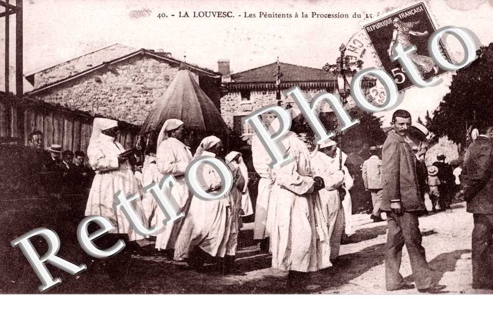 Les penitents a la procession du 15 aout