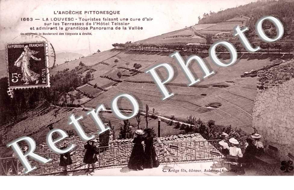 Touristes faisant une cure d&#039;air sur les terrasses de l&#039;hotel Teissier