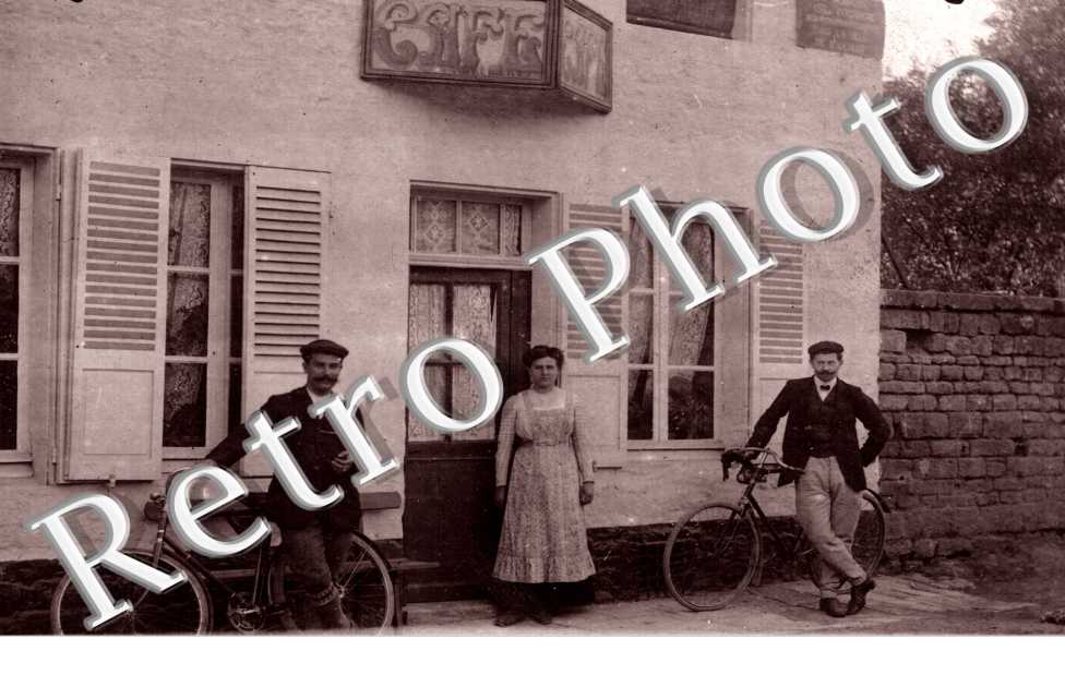 (trois personnes devant une maison, 2 velos)