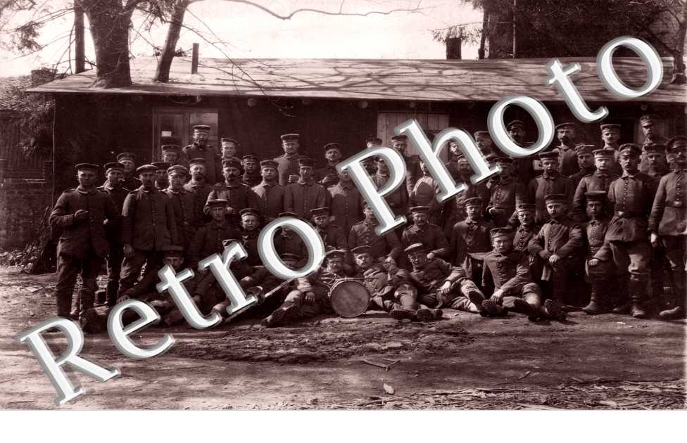 Un groupe de soldats devant un baraquement
