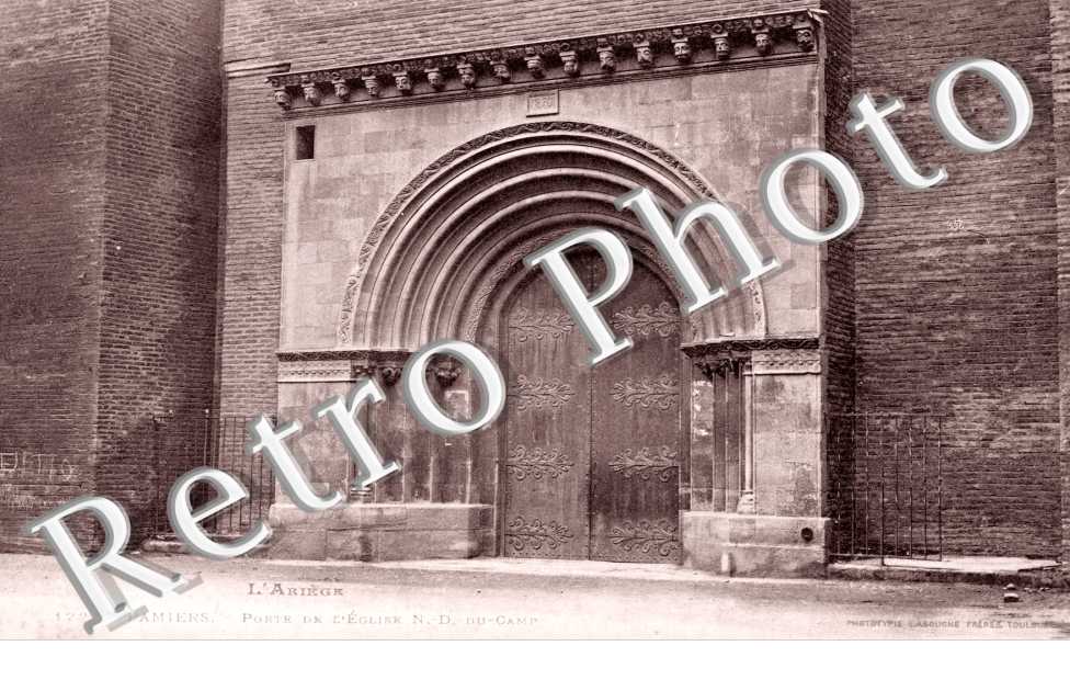 Porte de l&#039;eglise N-D du Camp