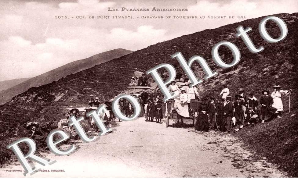 caravane de touristes au sommet du col de Port
