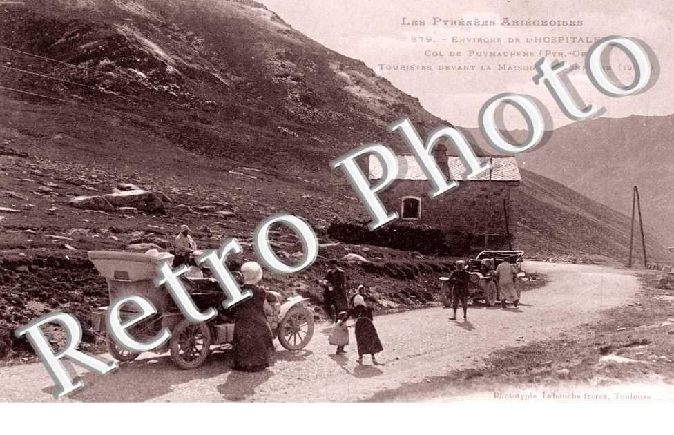 Col de Puymaurens Touristes devant la maison cantonniere