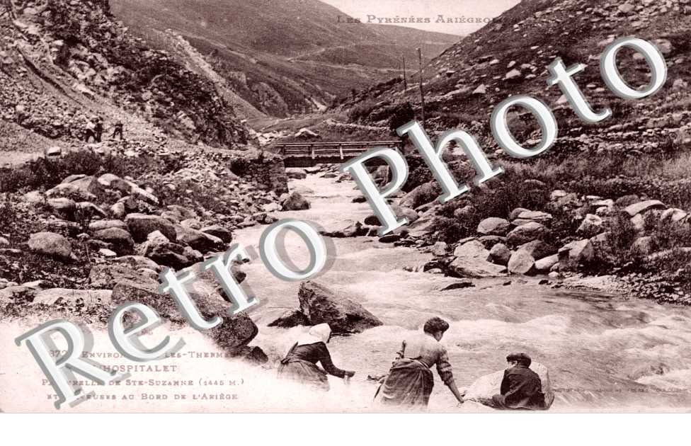 Passerelle de Sainte-Suzanne et laveuses au bord de l&#039;Ariege