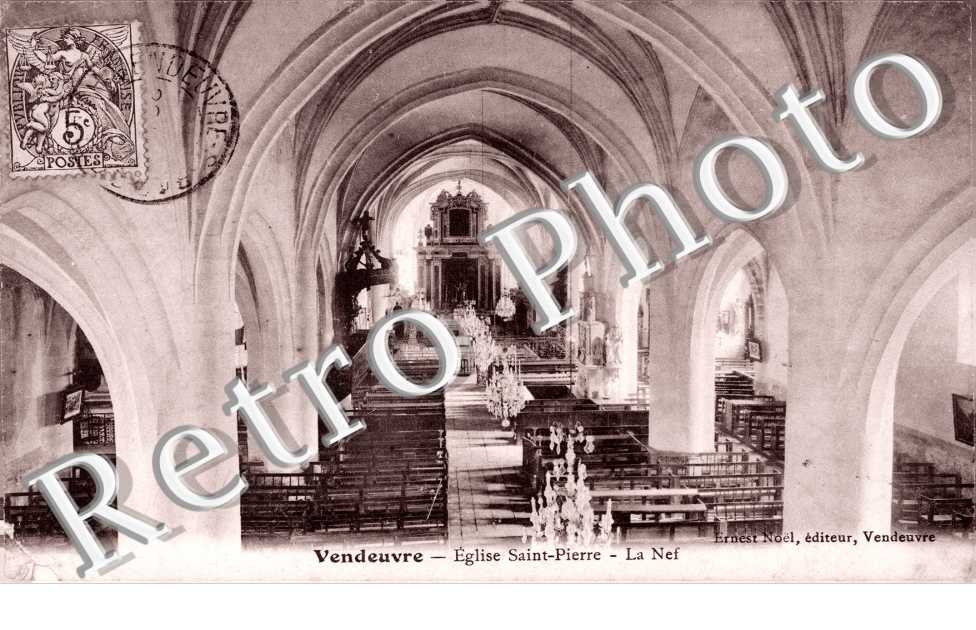Interieur de l&#039;eglise Saint Pierre - La Nef