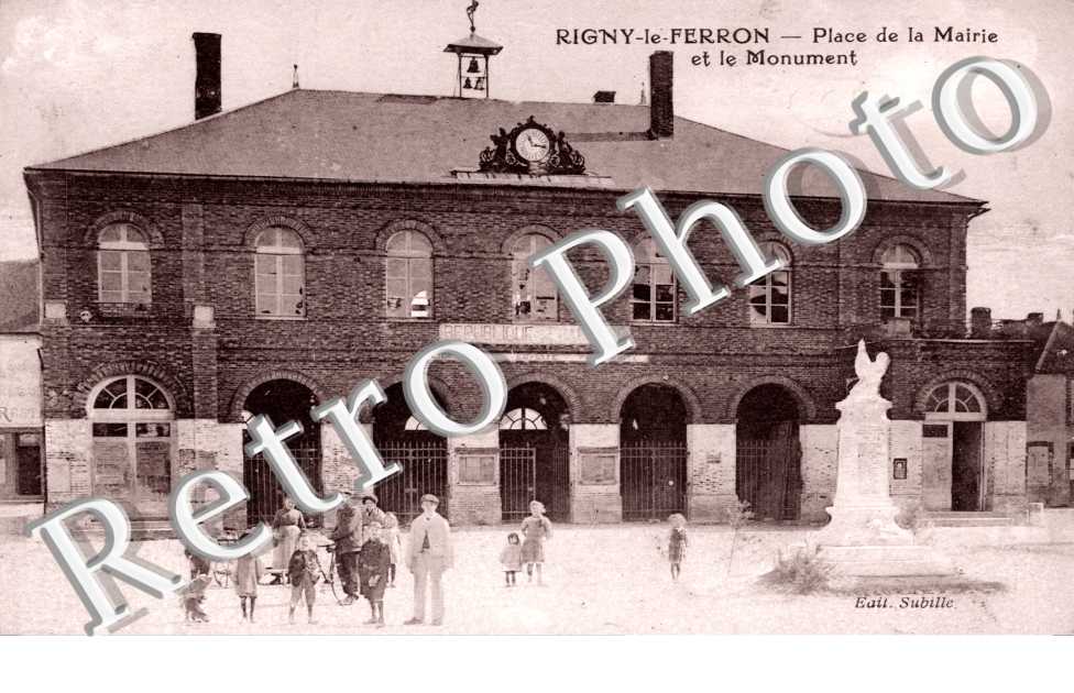 place de la mairie et le monument