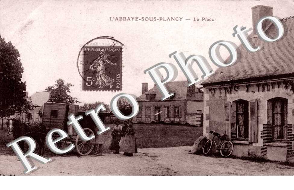 L&#039;Abbaye sous Plancy - la Place