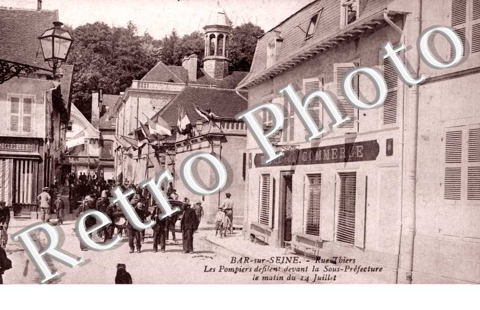 La Rue Thiers, les Pompiers defilent devant la Sous Prefecture, 14 juillet