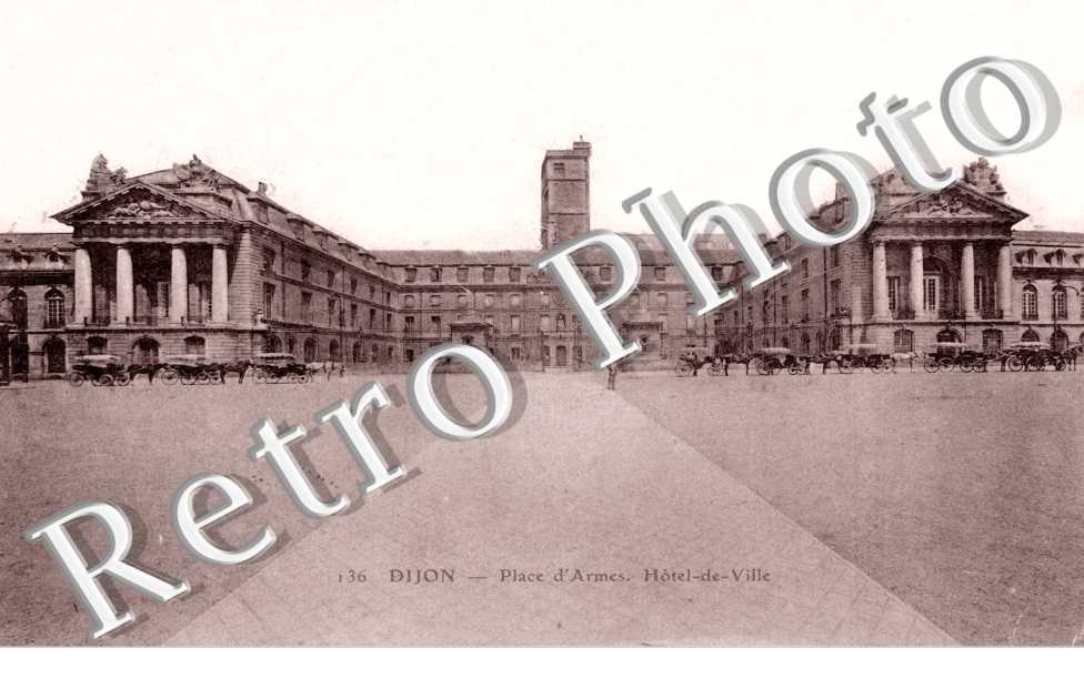 Place d&#039;Armes, Hotel-de-Ville