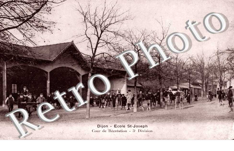 Ecole Saint-Joseph, Cour de recreation, 3eme Division