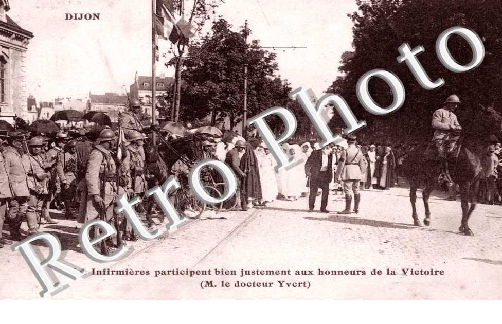 "Nos Infirmieres participent bien justement aux  honneurs de la Victoire"