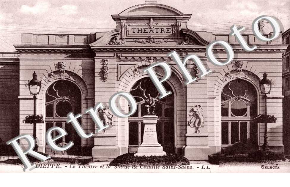 Le Theatre et la statue de Camille Saint-Saens