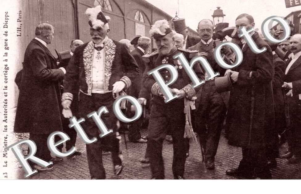 Tri-Centenaire de Duquesne (1610-1910) Le Ministre, les Autorités et le cortège à la gare