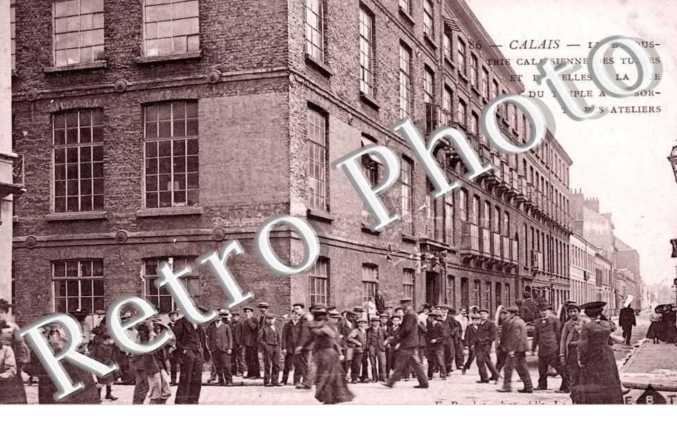 L'industrie calaisienne des tulles et Dentelles - la rue du temple a la sortie des ateliers