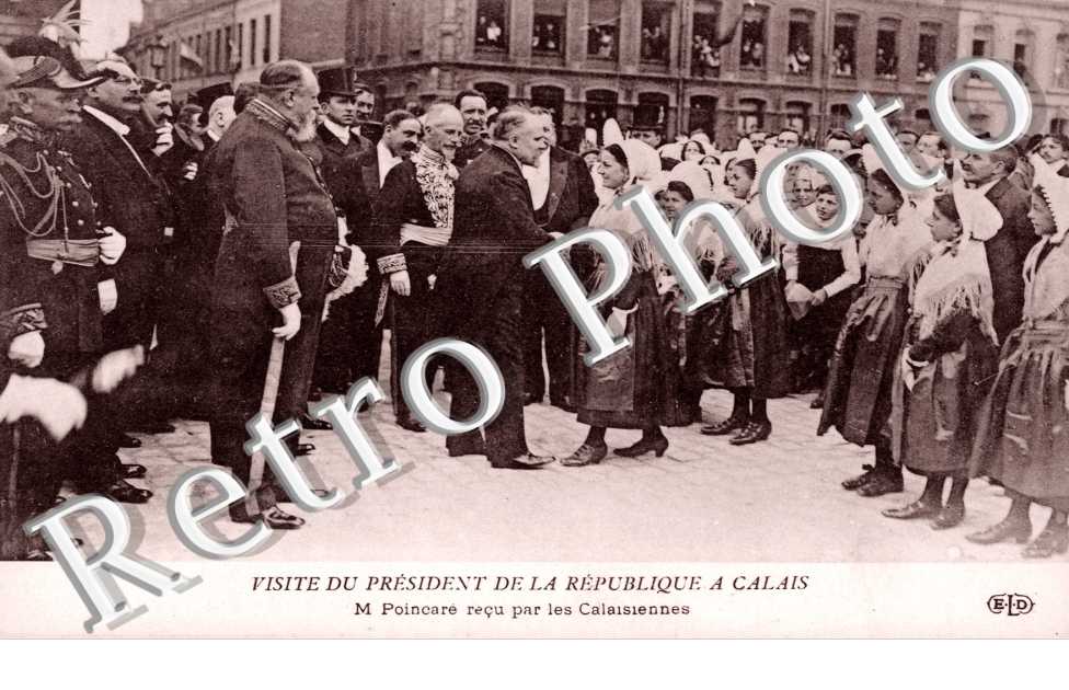 Funerailles des victimes du Pluviose, M. Poincare recu par les Calaisiennes