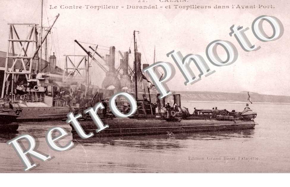 Le contre-torpilleur "Durandal" et torpilleurs dans l'avant port
