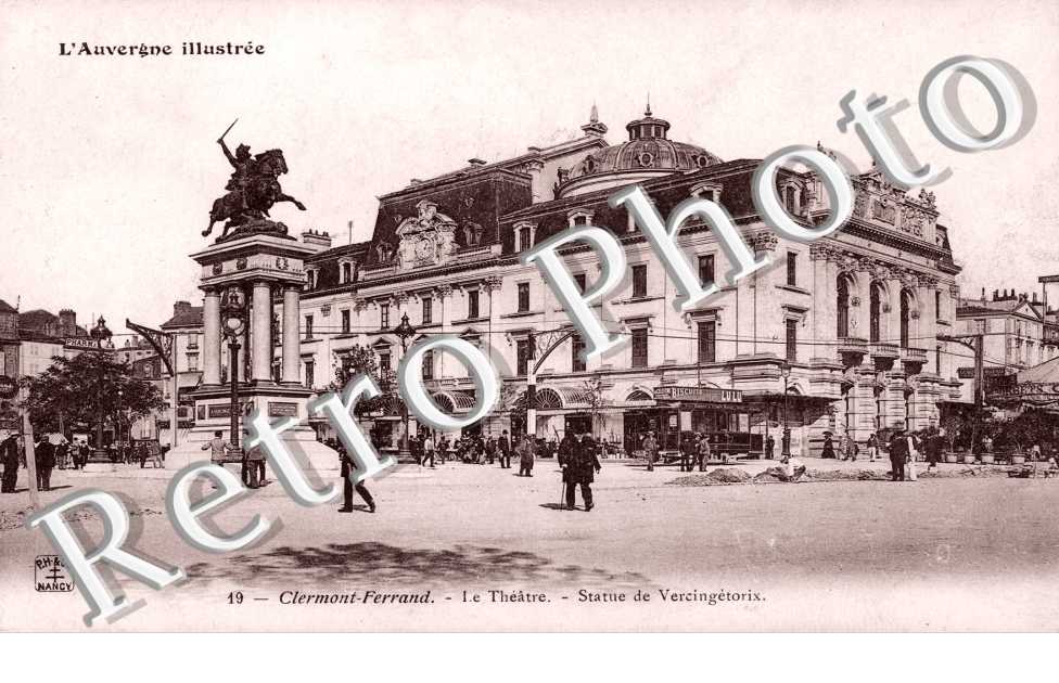 Le Theatre et Statue de Vercingetorix