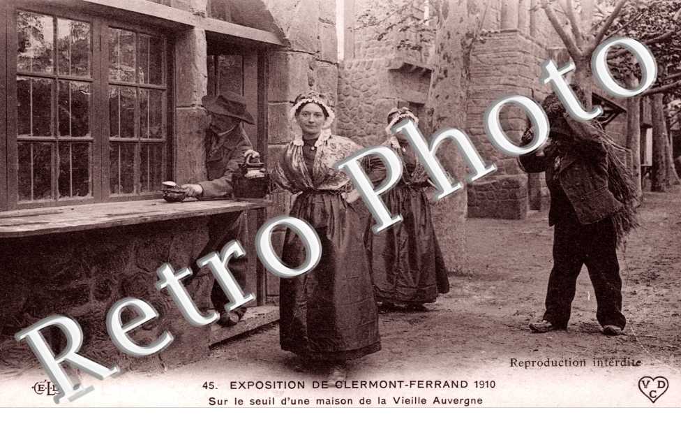 Exposition 1910 Sur le seuil d'une maison de la Vieille Auvergne