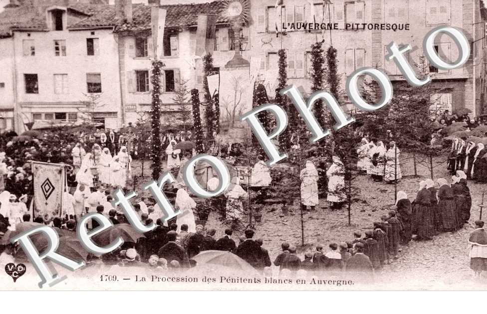 Procession des Penitents blancs en Auvergne