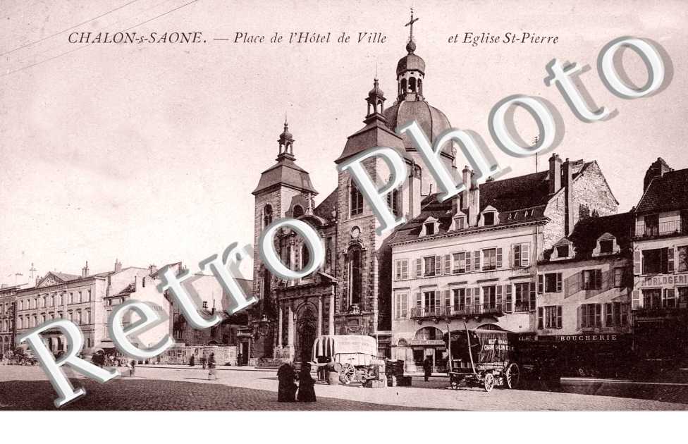 Place de l'Hotel de Ville et Eglise Saint Pierre
