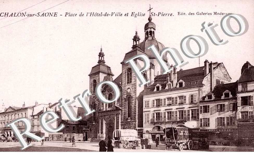 Place de l'Hotel de Ville et Eglise Saint Pierre