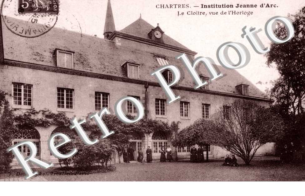 Institution Jeanne d'Arc , le cloitre vu de l'horloge