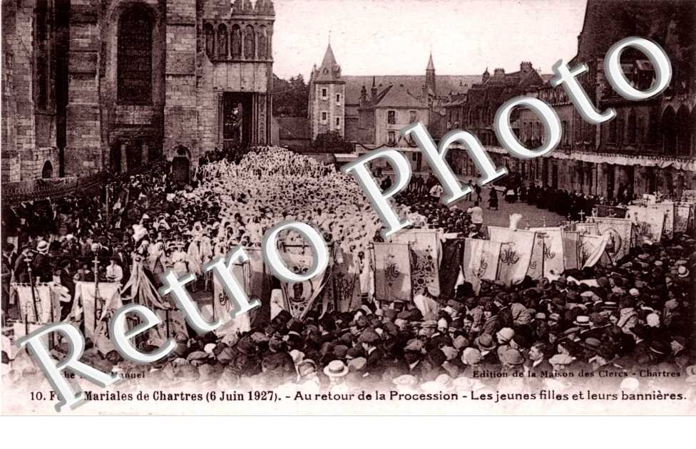 Fetes Mariales 6 juin 1927 - Au retour de la procession - les jeunes filles et leurs bannieres