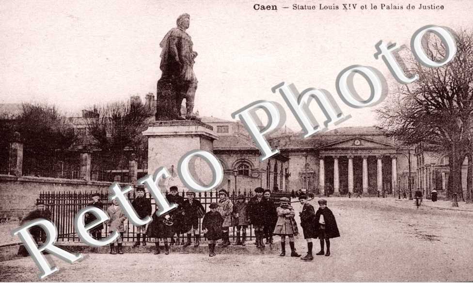 Statue Louis XIV et le Palais de Justice