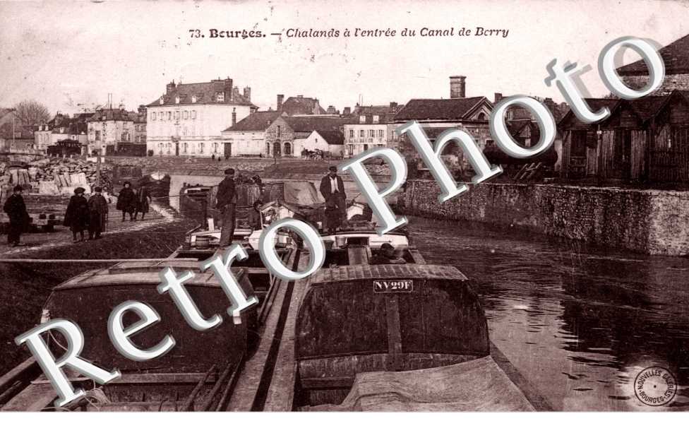 Chalands a l&#039;entree du canal de Berry