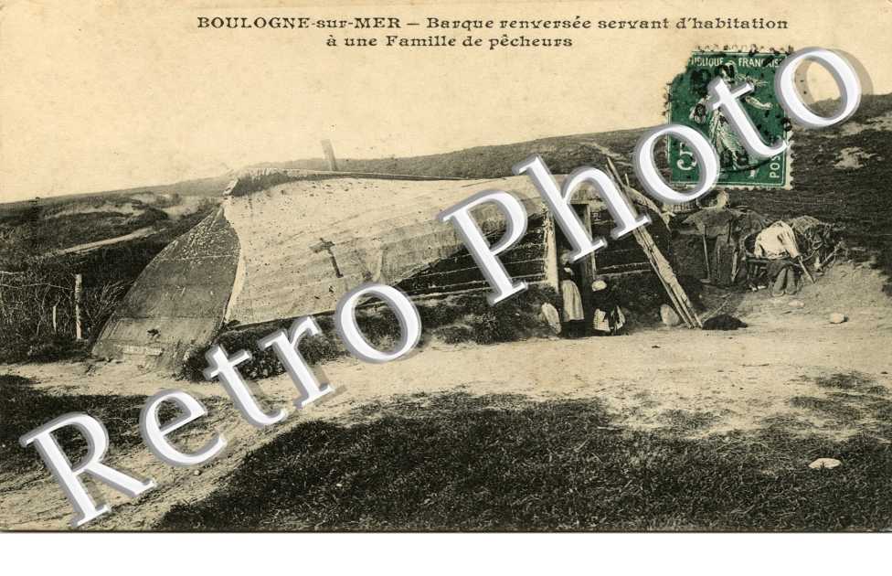 Barque renversee servant d'habitation a une famille de pecheurs