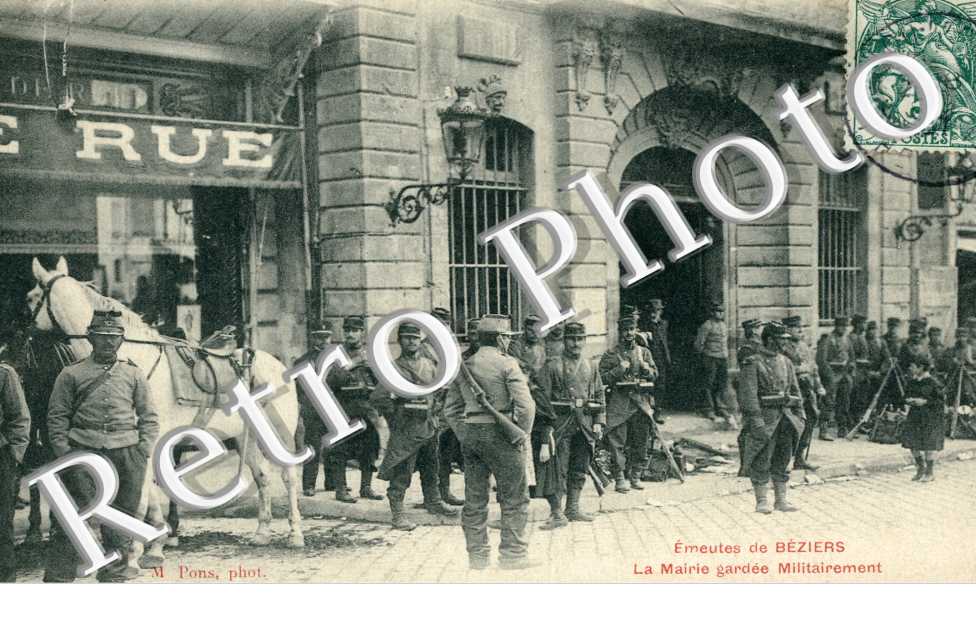 Emeutes de Beziers - la mairie gardee militairement
