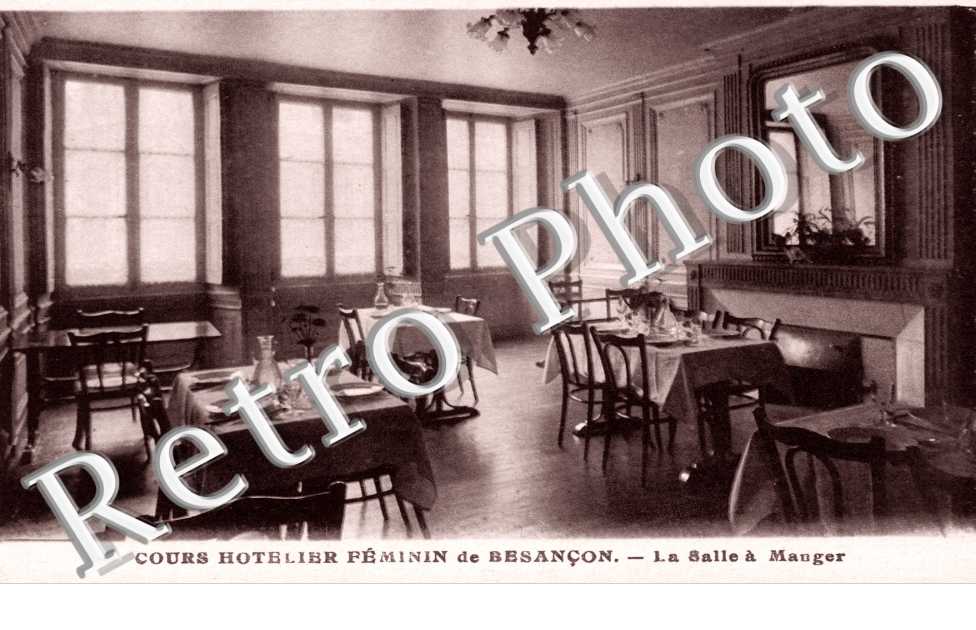 Cours Hotelier feminin, Salle a Manger