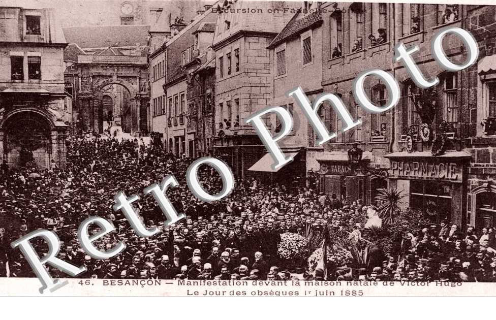 Manifestation devant la maison natale de Victor Hugo Le jour des obseques 1er juin 1885