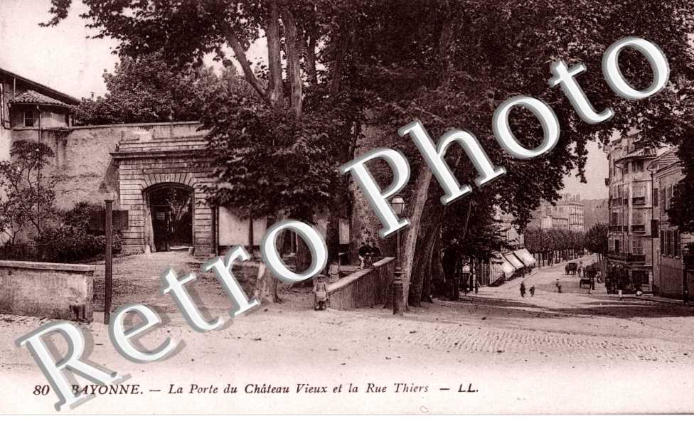 la porte du Chateau Vieux et la Rue Thiers