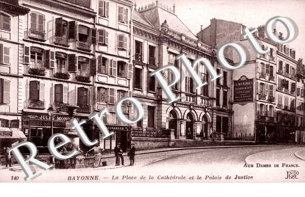la Place de la Cathedrale et le Palais de Justice